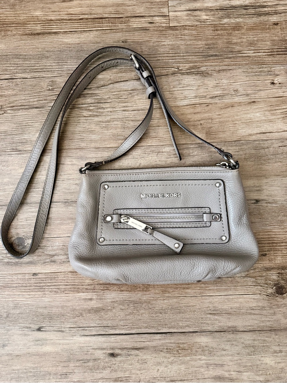 Michael Kors gray purse! Cross body. EUC